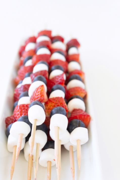 Easy Party Skewers, Fruit Birthday Snacks, Patriotic Fruit Kabobs, Kids Fingerfood Party, Kids Snacks For Party, Birthday Snacks For Adults, Childrens Party Food Buffet, Fruit Kabobs For Party Skewers, Simple Birthday Party Food