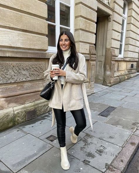 Cream Booties Outfit, Nude Chelsea Boots, Cream Boots Outfit, Dionne Crowe, Chelsea Boots Outfits, Beige Boots Outfit, White Boots Outfit, Neutral Fall Outfits, Outfit Botas