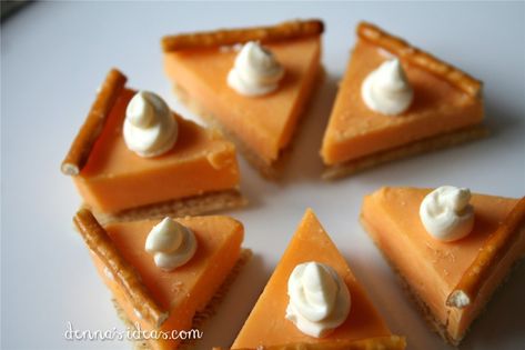 Mini pumpkin pie cheese appetizers | denna's ideas Cracker Appetizers, Mini Pumpkin Pie, Crackers Appetizers, Appetizers Thanksgiving, Thanksgiving Pumpkin Pie, Mini Pumpkin Pies, Orange Cookies, Halloween Appetizers, Brown Christmas