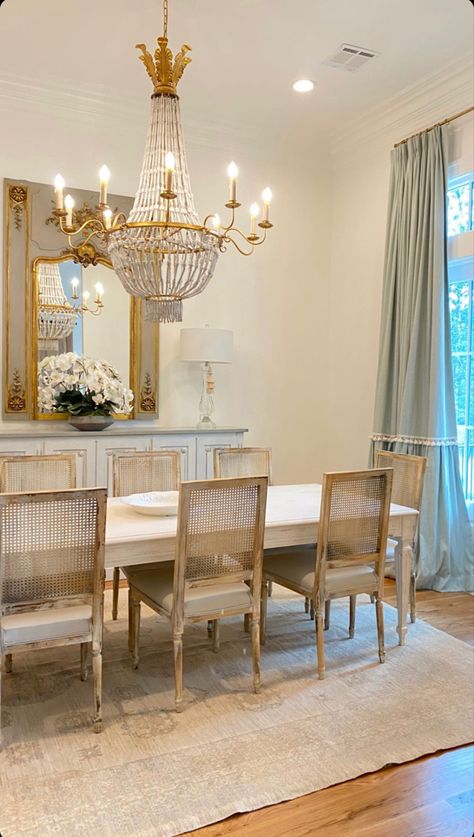 Traditional House Dining Room, Modern French Country Apartment, Southern Formal Dining Room, Charleston Dining Room, Grand Millennial Kitchen Table, French Contemporary Dining Room, Grandmillenial Dining, Blush Dining Room, Dining Room Grand Millennial