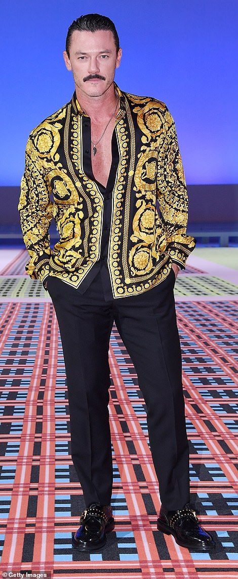 Men Open Shirt Style, Versace Mens Shirt, Versace Silk Shirt, Disco Christmas, Versace Man, Silk Shirt Men, Milan Fashion Week Runway, Evening Suit, High Fashion Men