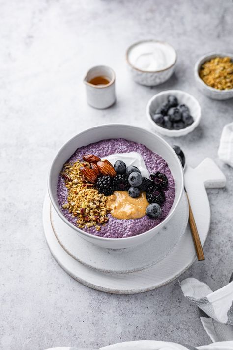 Aesthetic Chia Seed Pudding, Chia Pudding Photography, Chia Pudding Aesthetic, Chia Pudding Bowl, Yogurt Chia Pudding, Berry Chia Pudding, Blueberry Chia Pudding, Chia Breakfast, Fruit And Yogurt