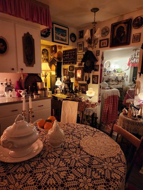 Tiny Maximalist Apartment, Cozy Maximalism Kitchen, 90s Grandma House, 90s Apartment, Whimsigoth Kitchen, Cluttered Nyc Apartment, Messy Cottagecore Room, Messy Apartment Aesthetic Dark, Messy Victorian Room