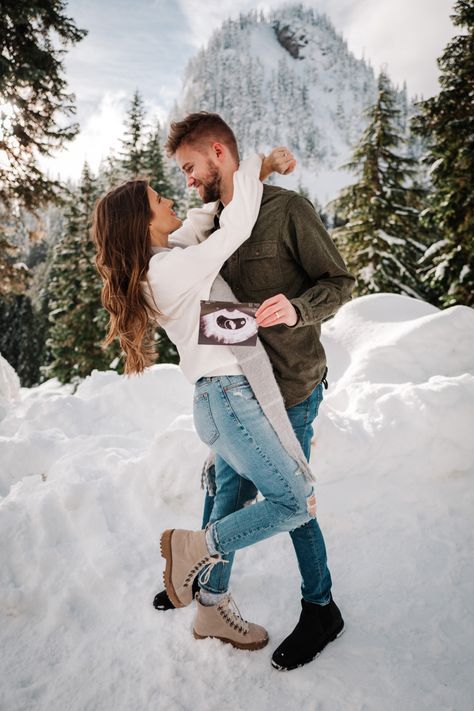 Snow Baby Announcement Ideas, Unique Baby Announcement Photoshoot, Snowy Baby Announcement, Christmas Pregnancy Announcement Photoshoot, Pregnancy Photo Announcement, We’re Pregnant Announcement, Winter Baby Announcement Photoshoot, Pregnancy Announcement Picture Ideas, Baby Announcement Outfit