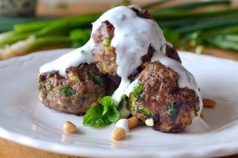 Lebanese Meatballs Lebanese Meatballs, Arabisk Mad, Appetizer Dinner, Lamb Meatballs, Herbs Spices, Lebanese Recipes, Tender Beef, Lamb Recipes, Kebabs