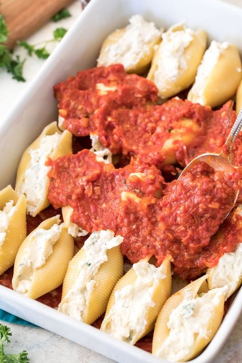 The BEST Stuffed Shells! Loaded with creamy, cheesy filling! This is an easy, filling, and coincidentally vegetarian dinner! Beef Recipes Easy Quick, Stuffed Shells With Spinach, Risotto Recipes Chicken, Shells Stuffed, Easy Risotto, Sugar Spun Run, Risotto Recipes Easy, Spinach Stuffed Shells, Best Lasagna Recipe