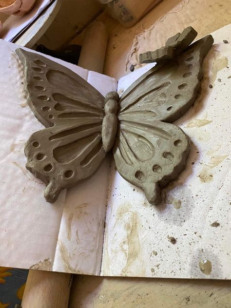 Monarch Butterfly Ceramic, Clay Crafts Butterfly, Kiln Clay Projects, Butterfly Sculpture Clay, Butterfly Ceramics Ideas, Diy Clay Butterfly, Ceramic Butterfly Pottery, Butterfly Clay Art, Air Dry Clay Butterfly