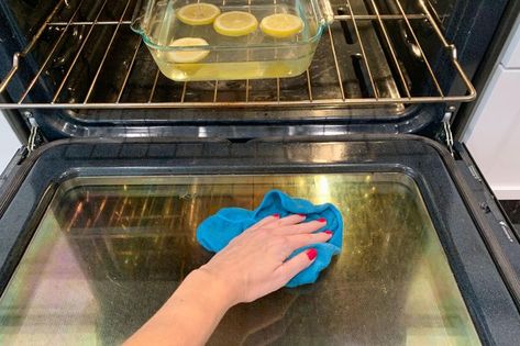 We Tested the Viral 1-Ingredient Oven Cleaning Hack Clean Oven With Lemon And Water, Lemon Oven Cleaner, Cleaning Electric Oven, How To Clean Oven With Lemon, Lemon Oven Cleaning Hack, How To Clean Your Oven With Lemons, Electric Oven Cleaning Hacks, Clean Oven With Lemon, Oven Cleaning Hacks With Lemon