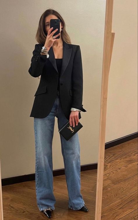 Black Blazer Going Out Outfit, Blazer Going Out Outfit, Black Blazer And Jeans, Style A Black Blazer, Flared Jeans Outfit Fall, Style Black Blazer, Blazer And Jeans Outfit, Jeans Blazer Outfit, Bootcut Jeans Outfit