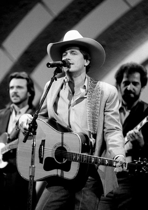 Performing "All My Ex's Live in Texas" at "The 21st Annual Country Music Association" awards show on October 12, 1987. George Strait Wallpaper, Vintage Country Music Aesthetic, Old Country Playlist Covers, George Strait Aesthetic, Old Country Music Aesthetic, George Strait House, Country Music Aesthetic, 90s Country Music Aesthetic, Country Music Star Aesthetic