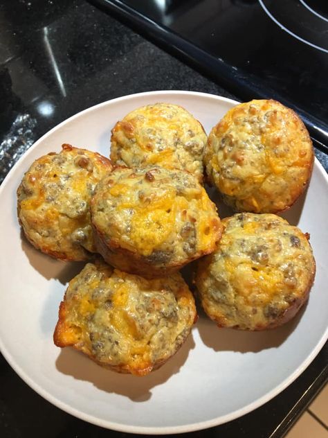 Easy Cheesy Sausage Muffins - by Budget101.com Individual Breakfast Ideas For A Crowd, Sausage Biscuit Bites, Sausage Cheese Muffins, Sausage Breakfast Muffins, Easy Christmas Breakfast, Sausage Muffins, Breakfast Pastry, Bisquick Recipes, Egg And Cheese