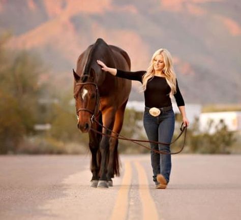 Photo Shoots With Horses Ideas, Horse Photography Poses Photo Shoots, Horses Senior Pictures, Cute Photos To Take With Your Horse, Horse Stable Photoshoot, Horse Photoshoot Poses, Horse Show Photography, Pictures With Your Horse, Equestrian Photoshoot Ideas