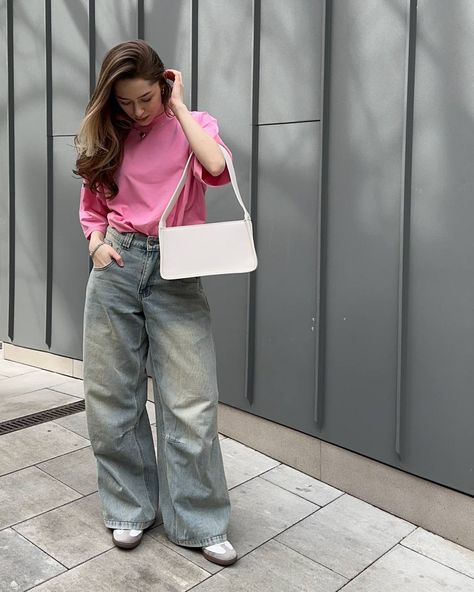 Pink Shirt And Jeans Outfit, Jeans Palazzo, Oversize Tshirt Outfits, Beautiful Streets, Casual Day Outfits, Pink T Shirt, Style Pink, T Shirt And Jeans, Tshirt Outfits