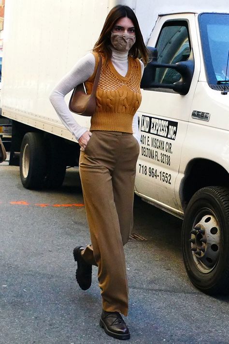 Kendall Jenner New York, The Row Half Moon Bag, Kendall Jenner News, Kendall Jenner Street Style, Kendall Style, Clothing Guide, Style Evolution, Moon Bag, Kendall Jenner Outfits