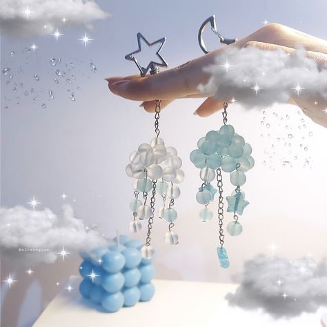 Handmade rain cloud keychain made with beads Diy Beads Keychain, Keychain Beads Ideas, Beads Keychain Ideas, Beaded Keychain Ideas, Beaded Keychain Diy, Beaded Cloud, Cloud Keychain, Beads Keychain, Diy Gifts To Sell