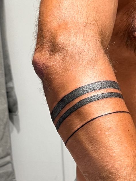 Solid Band Tattoo, Mens Band Tattoo, Leg Band Tattoo Men, Tattoo Designs Men Back, Russ Tattoo, Arm Band Tattoos For Men, Leg Band Tattoos, Stripe Tattoo, Arm Wrap Tattoo