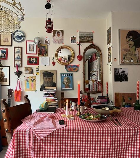 Eclectic Grandpa Decor, Maximalist House, Inviting Dining Room, Gallery Wall Vintage, Eclectic Dining Room, Eclectic Dining, House Apartment, Eclectic Design, Apartment Inspiration