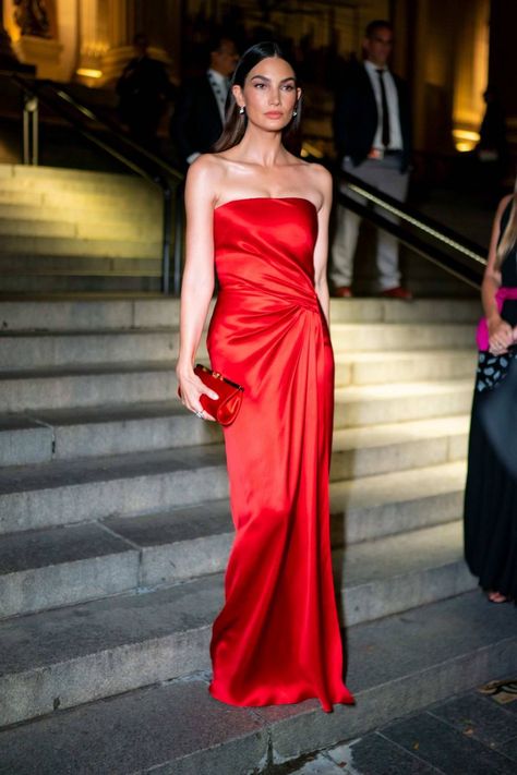 Strapless Red Dress, Ideas Matrimonio, Red Carpet Dresses Best, Preppy Inspo, Red Formal Dresses, Wedding Event Dresses, Red Strapless Dress, Red Bridesmaids, Lily Aldridge