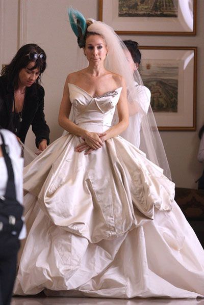 Carrie Bradshaw Wedding Dress, Movie Wedding Dresses, City Wedding Dress, Carrie Bradshaw Style, Tv Weddings, Celebrity Bride, Iconic Weddings, Wedding Movies, Iconic Dresses