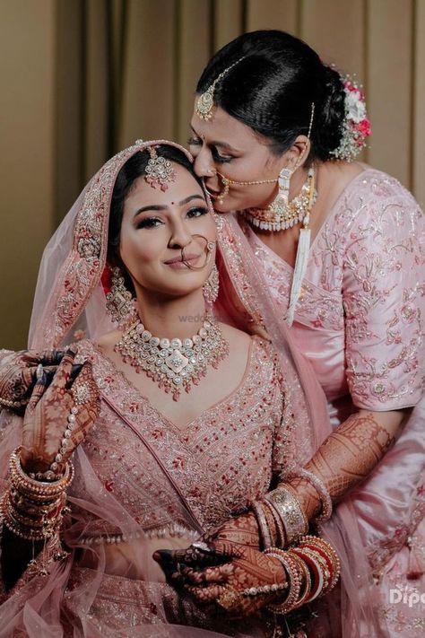 Pose With Mom, Mother Daughter Wedding Photos, Photos With Bridesmaids, Bride Groom Photoshoot, Mother Daughter Wedding, Bridesmaid Poses, Indian Bride Poses, Indian Bride Photography Poses, Indian Wedding Poses