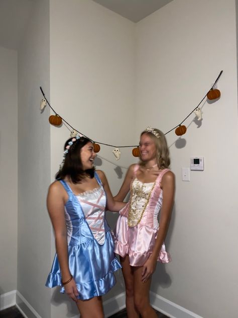 Princes And The Pauper Costume, Princess And Pauper Barbie Halloween, Barbie Princess And The Pauper Costume Diy, Best Friend Halloween Costumes For 2 Aesthetic, Princess And The Pauper Costume College, Barbie Princess And The Pauper Costume Halloween, Barbie Movie Outfits Ideas 2023, Aesthetic Barbie Costume, Brown And Blonde Halloween Costumes