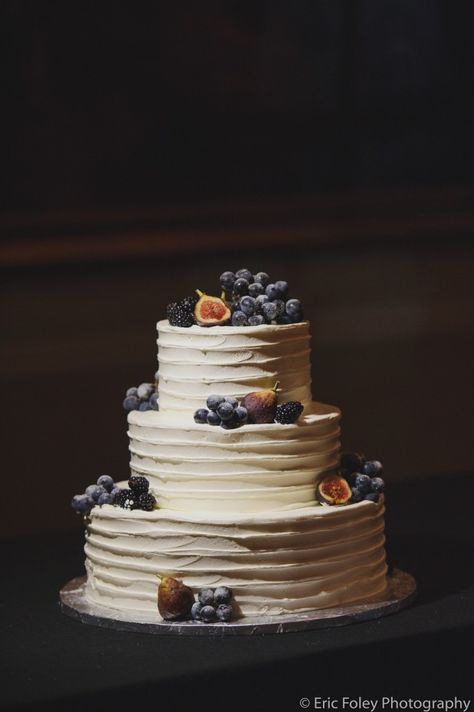 Fruit Topped Wedding Cake, Wedding Cake With Fruit Decoration, Wedding Cake Fruit Decorations, Fig Wedding Cake, Simple Fall Wedding Cakes, Wedding Cake Berries, Naked Cakes Wedding, Wedding Cake Figs, Wedding Cake Cream