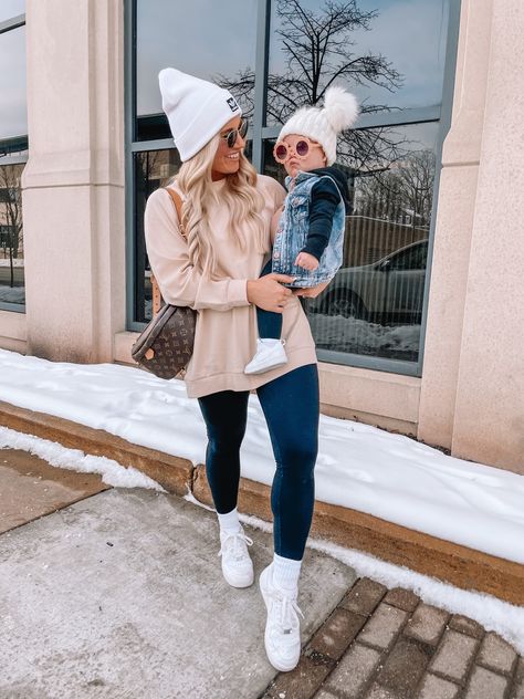 Beige Leggings Outfit Winter, Beige Crewneck Outfit, Tan Sweatshirt Outfit, Cream Sweatshirt Outfit, Beige Sweatshirt Outfit, Beige Leggings Outfit, Beige Hoodie Outfit, Hooded Sweater Outfit, Sweatshirt Outfit Winter