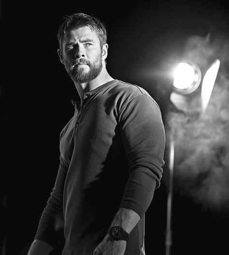 Chris Hemsworth Low Key Portraits, Thor Chris Hemsworth, Hemsworth Brothers, Robert Downey Jr., Male Portrait Poses, Chris Hemsworth Thor, Photography Men, Mens Photoshoot Poses, Portrait Photography Men