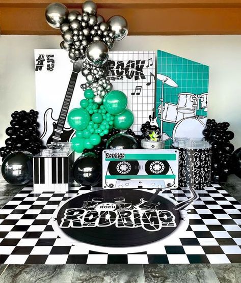 Rock Music Decorating Ideas, Music Decorations Party, Musical Party Decorations, Birthday Music Theme, Rockstar Decorations, Musical Theme Party, Music Party Ideas, Music Theme Party Decorations, Rock Party Decorations