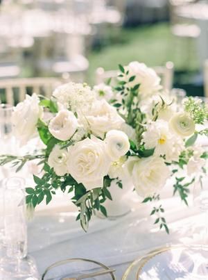 Guest Book Tables Ideas For Wedding, Modern White Wedding Flowers, White Flower Table Arrangements, White And Green Floral Centerpieces, Greens Centerpiece, Low Wedding Centerpieces, White Wedding Flowers Centerpieces, Angel Wedding, White Tablescape