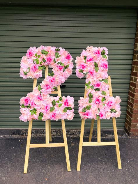 21 numbers created with flowers on easels 21st Birthday Flower Decorations, 21st Number Sign, Grad Party Aesthetic Pink, 21 Flower Numbers, Flower Numbers Birthday, 21st Birthday Ideas Flowers, Floral Number Diy, 21 Birthday Pink Theme, Flower Numbers Diy