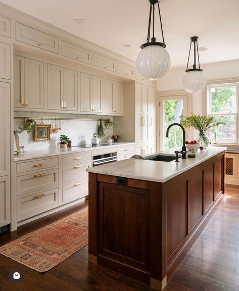 Beige Kitchen Ideas, Renovation Husbands, Beige Kitchen Cabinets, Cream Kitchen Cabinets, Kitchen Light Fixtures, Taupe Kitchen, Kitchen Cabinet Trends, Colonial Kitchen, Kitchen Cabinet Ideas