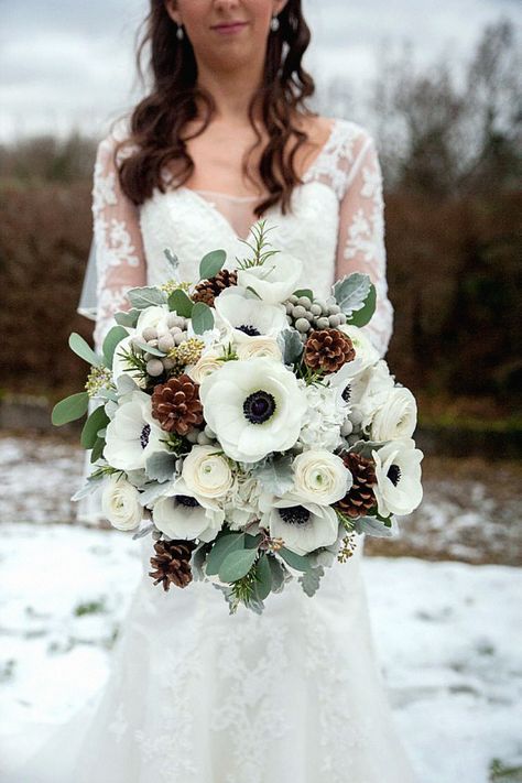 That winter floral arrangement might be timeless for your special day. In my opinion, that completes a snowy backdrop. Keep this bouquet to your winter bouquet ideas. Eucalyptus Populus, Wedding Flowers Diy, Bridal Flower Arrangements, Silver Brunia, Winter Flower Arrangements, Winter Bridal Bouquets, Eucalyptus Wedding Bouquet, Ranunculus Bouquet, Anemone Bouquet