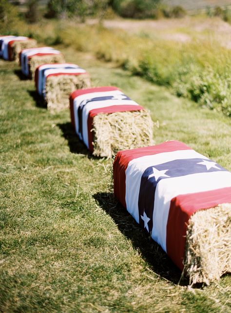 Got extra hay laying around? Dress it up! Cheap way to add some decor to your land party! http://www.homedit.com/simple-4th-of-july-decorations/ 4th Of July Parade, Happy Birthday America, Fourth Of July Decor, July Wedding, Party Table Cloth, Hay Bales, American Flags, 4th Of July Celebration, Patriotic Party