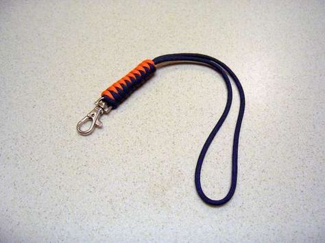 paracord wrist lanyard tutorial---make as a neck lanyard and pair with a matching paracord key ring for a nice gift Flowers Minecraft, Snake Knot Paracord, Lanyard Tutorial, Paracord Knife, Survival Project, Snake Knot, Paracord Diy, College Scholarships, Paracord Knots