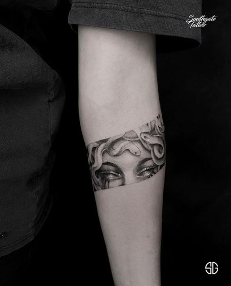 Medusa Band Tattoo, Half Medusa Tattoo, Mini Medusa Tattoo, Medusa Eyes Tattoo, Medusa Tattoo Design For Women, Powerful Women Tattoos Design, Unique Medusa Tattoo, Tattoo Medusa, Medusa Tattoo Design