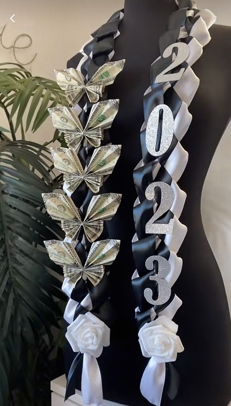 Cute Graduation Lei Ideas, Lei Graduation Ideas, Grad Leis For Boys, Graduation Lay Diy, Flower Leis For Graduation, Graduation Necklace Ideas, Graduation Sash Ideas, Graduation Lay, Money Leis For Graduation Diy