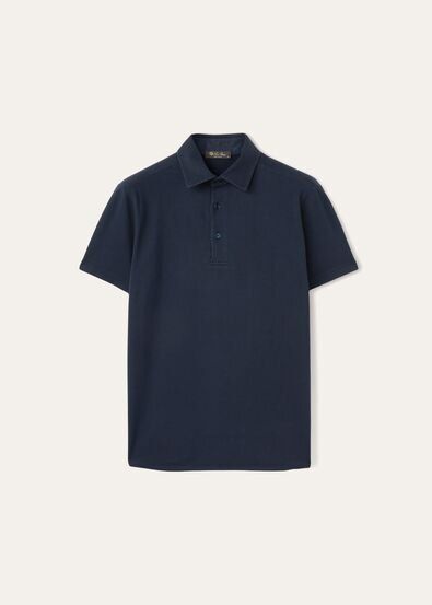 Polo col chemise proposé pour la saison automne-hiver en piqué de coton. Le tissu est léger et doux, teinture pièce, pour obtenir un effet délicatement irrégulier qui équilibre le style naturellement sport de l’ensemble. Un véritable passe-partout, idéal sous une veste ou avec une maille Loro Piana. Winter Furniture, Loro Piana, Shirt Collar, Winter Season, Lightweight Fabric, Mens Polo, Autumn Winter, Men's Polo Shirt, Knitwear