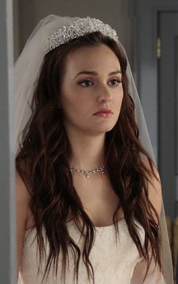 Blair Waldorf Wedding, Bridal Updo With Veil, Mode Gossip Girl, Estilo Blair Waldorf, Wedding Hairstyles With Crown, Stile Blair Waldorf, Gossip Girl Blair, Gossip Girl Aesthetic, Long Veil Wedding