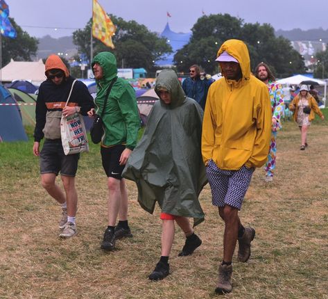 THUNDERSTORMS are set to smash Glastonbury this weekend just days after revellers partied in 28C heats. Festival goers are being hit by all the elements this week while other parts of Britain are still basking in the sun. Revellers at Worthy Farm need to brace themselves for the wet weather today. Meanwhile the south east […] Wet Weather Festival Outfit, British Festival, Basking In The Sun, Uk Weather, Weather Today, Under The Rain, Wet Weather, Low Pressure, Festival Outfit