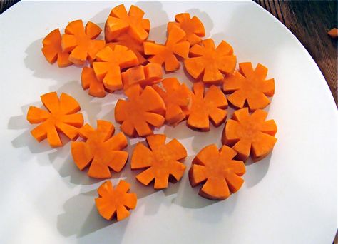 How to Make Carrot Flowers - Much more interesting than just rounds or matchsticks! How To Cut Carrots, Carrot Flowers, Vegetable Carving, Charcuterie Recipes, Veggie Tray, Food Garnishes, Shapes For Kids, Miso Soup, Fun Kids Food