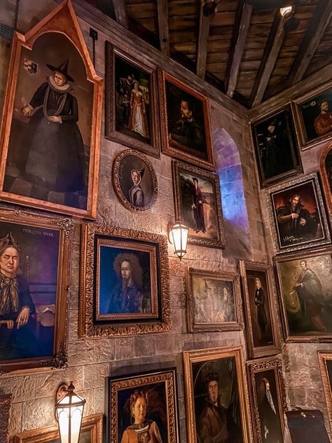 Hogwarts Paintings In Castle, Hogwarts Portrait Wall, Hogwarts Photo Wall, Harry Potter Staircase Portraits, Hogwarts Gallery Wall, Harry Potter Portrait Wall, Harry Potter Moving Portraits, Harry Potter Picture Frame, Hogwarts Wall Painting