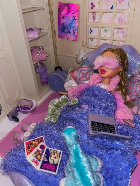 Bratz Dolls Aesthetic Room Decor, Bratz Doll House, Y2k Slumber Party, Bratz Room Aesthetic, High Bratz Doll Aesthetic, Bratz Doll Art, Barbie Doll Aesthetic, Bratz Dollhouse, Bratz Room