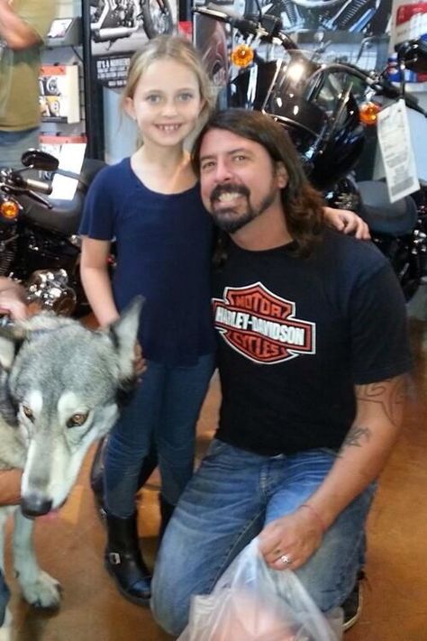 Family David Grohl, Harley Davidson Store, There Goes My Hero, Satanic Clothing, Foo Fighters Dave Grohl, Foo Fighters Dave, Foo Fighter, Foo Fighters Nirvana, Taylor Hawkins