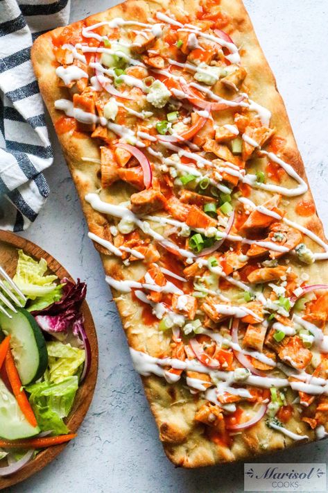 Flat Bread Dinner Ideas, Flat Bread Ideas Dinners, Chicken Parm Flatbread, Healthy Chicken Flatbread, Flatbread Chicken Recipes, Flat Bread Appetizers Flatbread Recipes, Buffalo Flatbread Pizza, Chicken Flat Bread Recipe, Buffalo Chicken Naan Pizza