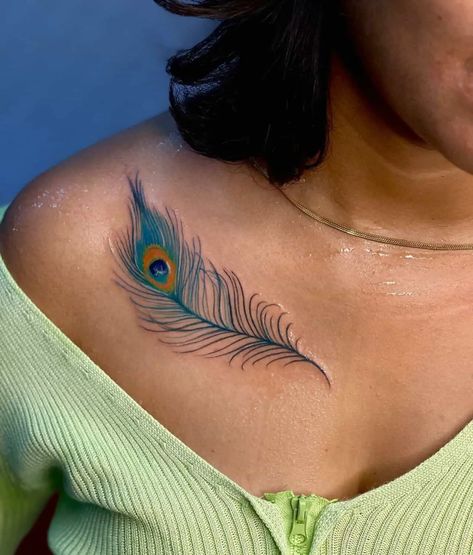 Tattoo Plume, Growing Tattoo, Feather Tattoo Ideas, Shoulder Tattoos For Females, Peacock Feather Tattoo, Peacock Tattoo, Feather Tattoo Design, Shoulder Tattoos For Women, Collar Bone Tattoo