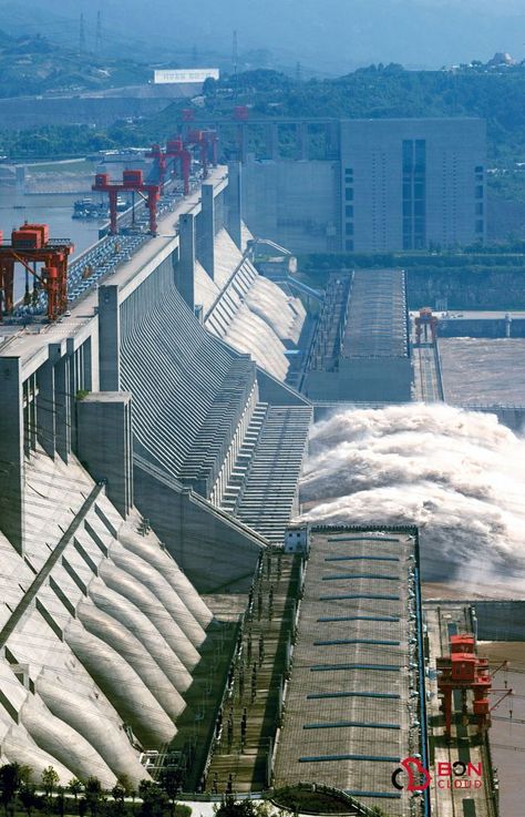 A tour of the Three Gorges Dam reveals the scale of the largest hydroelectric project in the world. #ThreeGorgesDam #dam #china #bon China Video, Bridges Architecture, Three Gorges Dam, Hydroelectric Dam, Architectural Engineering, Hydro Electric, Bridge Building, Worlds Largest, Good Times