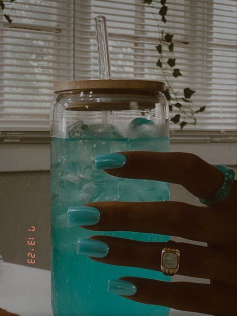 Bright Teal Nails With Design, Cute Vacation Nails Simple, Chrome Aqua Nails, Seafoam Chrome Nails, Teal Nails With Chrome, Neon Blue Chrome Nails, Aqua Blue Chrome Nails, Carribean Blue Nails, Aquamarine Acrylic Nails