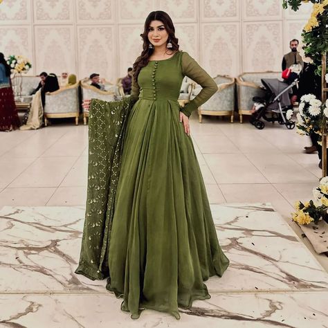 ₹1099 *MOSS GREEN ANARKAL* Introducing Our Latest Creation, A Stunning Green Georgette Suit With A Beautifully Embroidered Dupatta. 🌿✨ Elevate Your Style With This Elegant Ensemble. Perfect For Any Occasion! 💃✨ *DETAILS* ✓Material:- Fox Georgette ✓Complete Linning ✓Length:- 52" ✓Sleeves 21 inches ✓Flare:- 3.80 mrts ✓Dupptta Fabric:- Fox Georgette *KEY FEATURES* *•Insulated Cups* :- Gives Comfort And Proper Shape. *•Canva Patta* :- To Add Stiffness To The Neckline *•Gota* Details... Pakistani Dresses Party, Anarkali Designs, Green Anarkali, Pakistani Women, Abaya Design, Maxi Dress Designs, Dresses Traditional, Indian Designer Suits, Flower Wallpapers