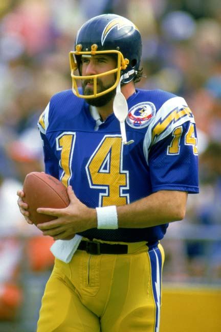 Young National League Football fans may not have seen Dan Fouts play on the pitch. But the quarterback gave tough competitions for his opponents when he used to play with the San Diego Chargers. He played in the top flight league for 15 years from 1973, making it to the NFL 1980s All-Decade Team. Sport Clips, San Diego Chargers Football, Nfl Legends, Nfl Uniforms, Swimwear Photoshoot, Chargers Football, Nfl Football Pictures, Chargers Nfl, Marvel Hawkeye